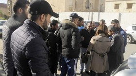 المئات من تجار الأعشاب يحاصرون وزارة التجارة
